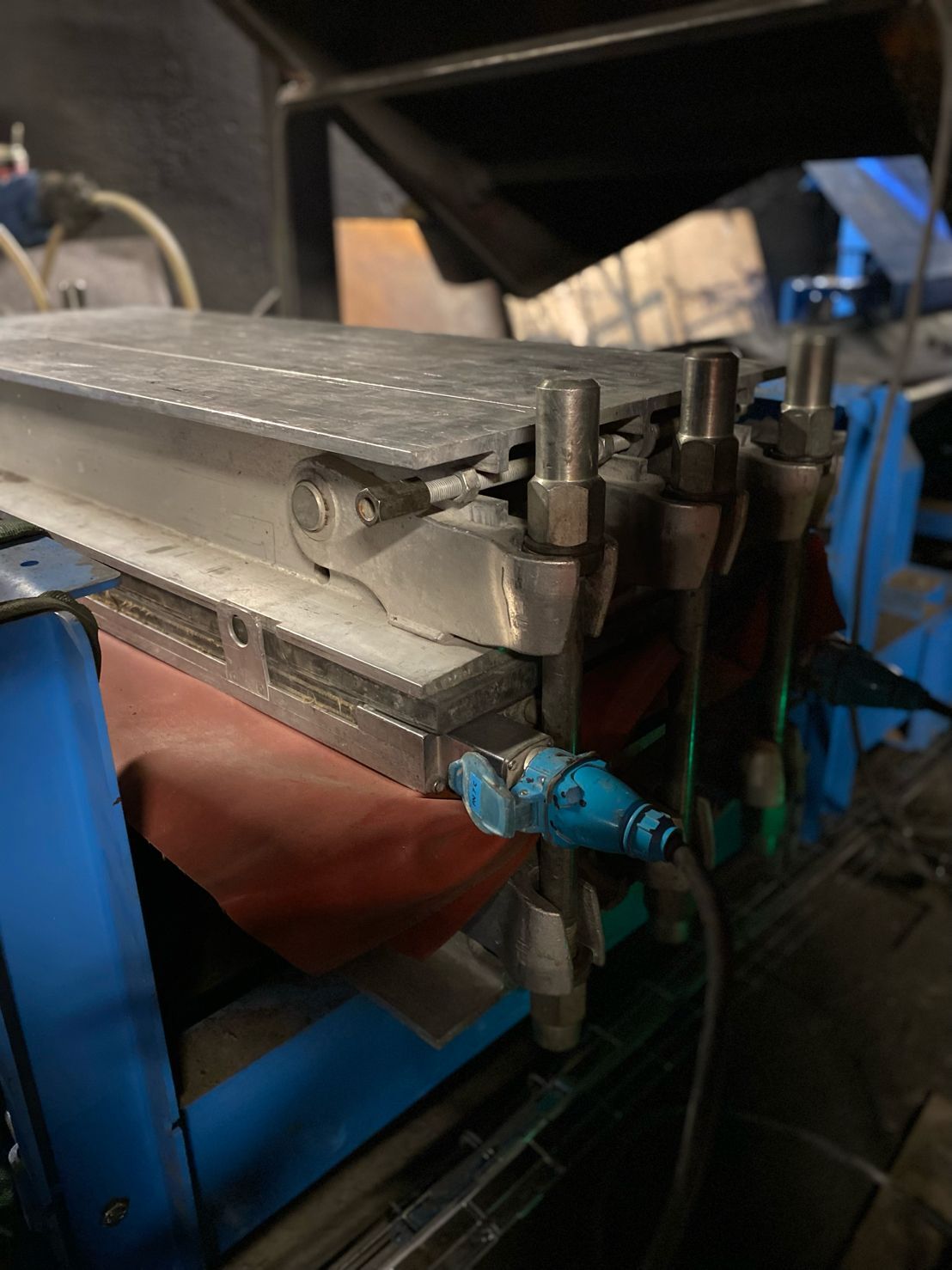 MLT - Вулканизационные прессы на водном охлаждении «Water-bag» - Caoutchouc Industriel du Centre